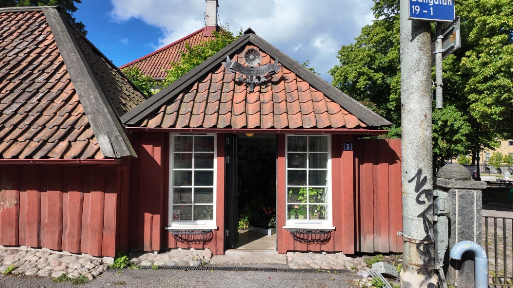 Den faluröda blomsterhandeln på Bangatan 1 i Majorna, Göteborg.