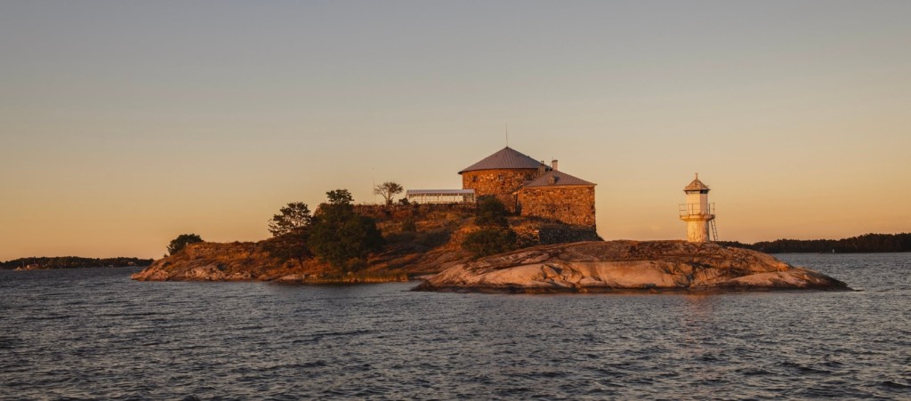 Dalarö Skans i solnedgång — restaurang och eventlokal på en privat ö i Stockholms skärgård.