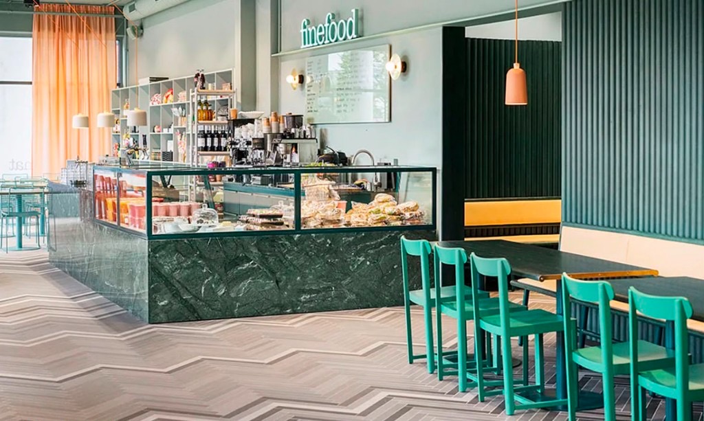 Finefood — disk, menytavla och sittplatser i den mintgröna lokalen.
