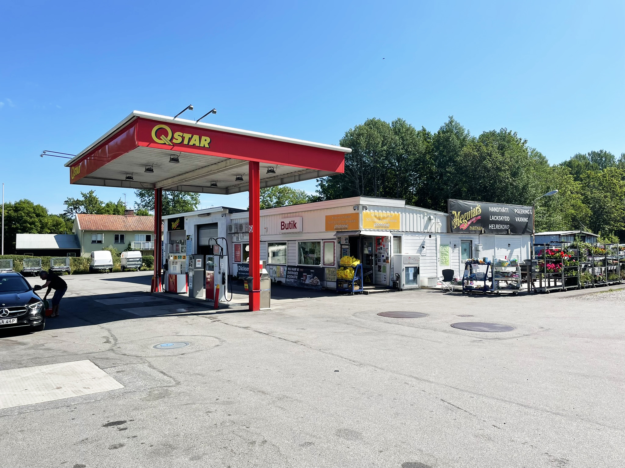 Bensinstationen och servicebutiken vid Grisslehamnsvägen i Grisslehamn.