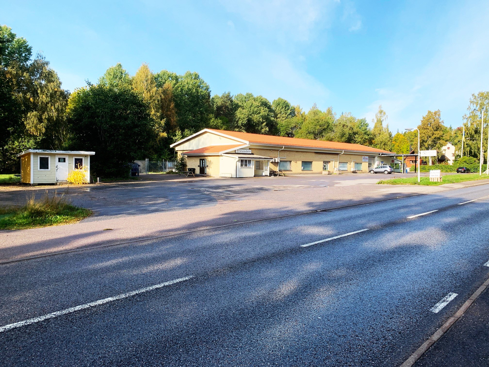 Lagerfastigheten på Skebovägen 47 med stor gårds- och uppställningsyta.