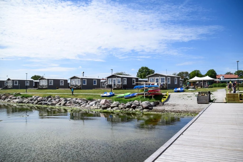 Stugor, kajakställ och brygga vid Slite Strand Resort på Gotlands östkust.