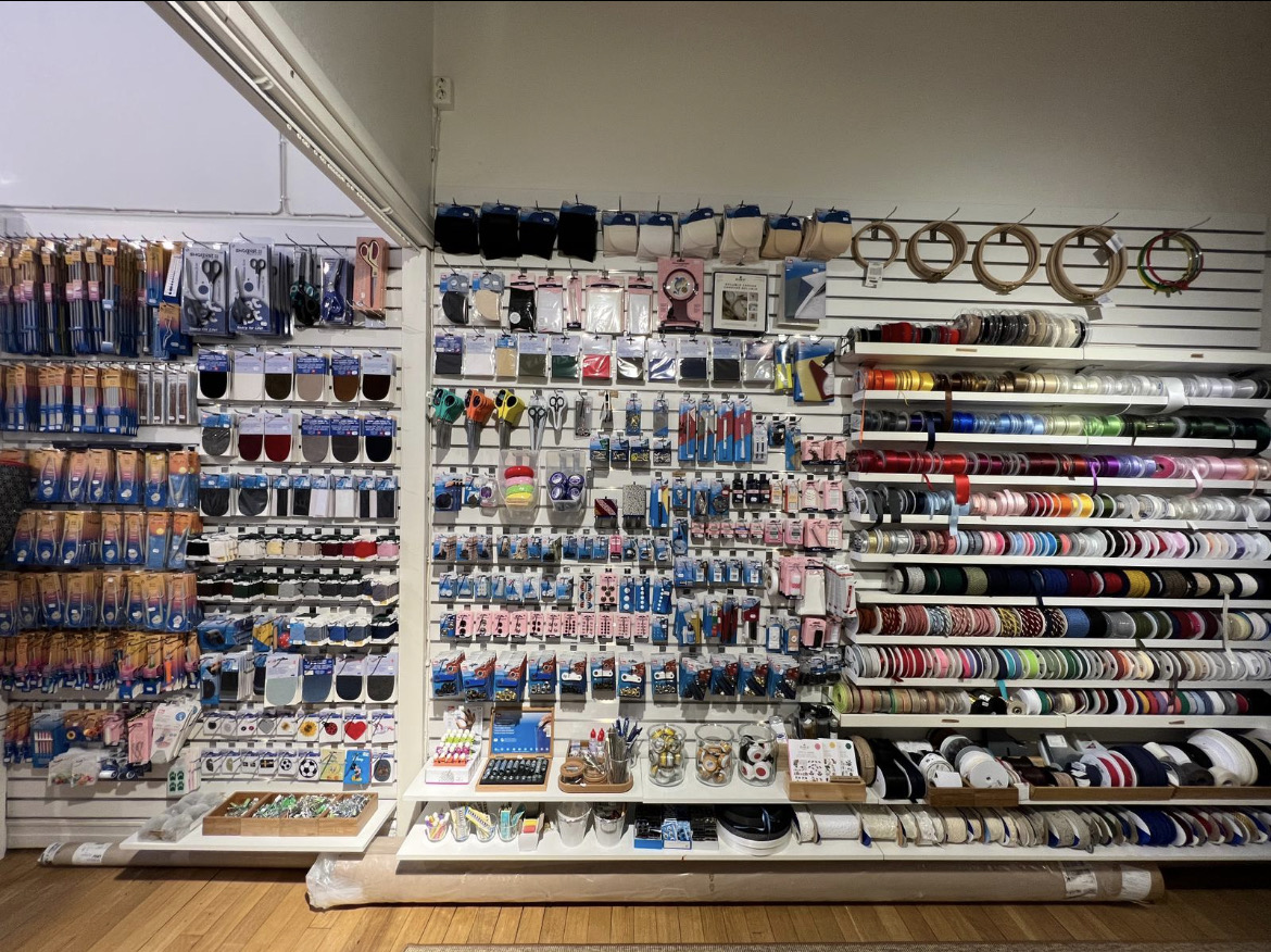Tyg- och garnbutik i Stockholm – Karlavägen bild 1