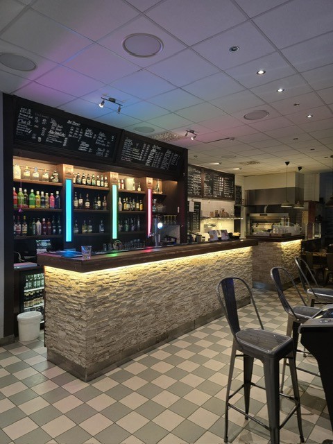 Restaurang/Pizzeria belägen i stort bostadskvarter i Huddinge bild 1