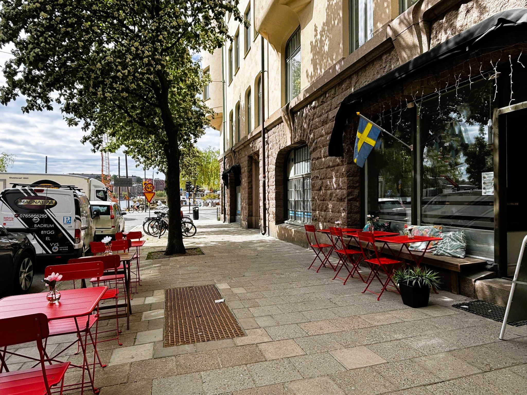 Café & vinbar med uteservering vid vattnet – Stockholm bild 1