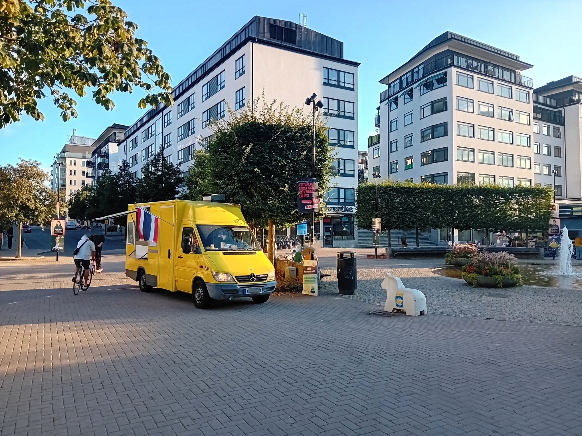 Foodtruck-Solna Centrum vid T-bana & Buss bild 1